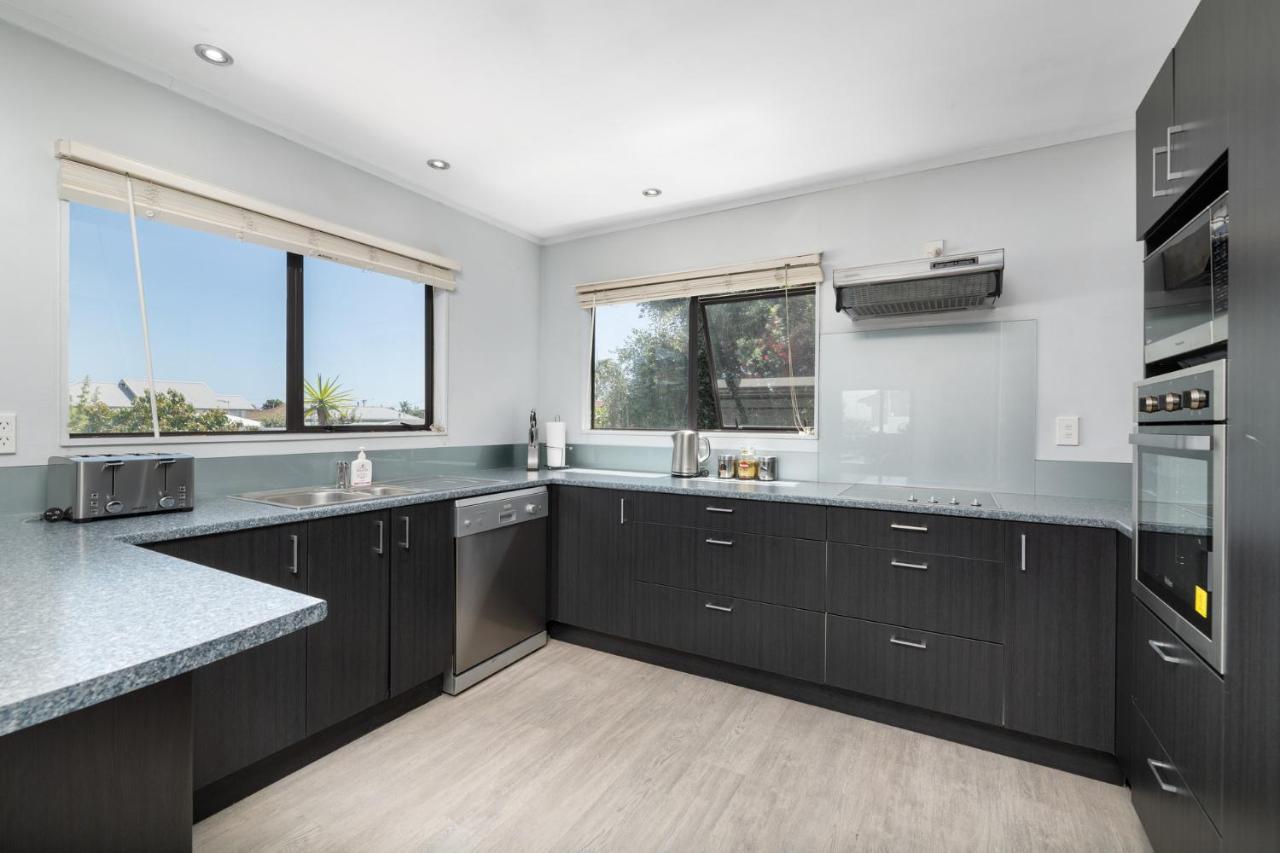 Convenient Family Bach With Easy Access To Blake Park The Beach And Downtown Маунт Маунгануи Екстериор снимка