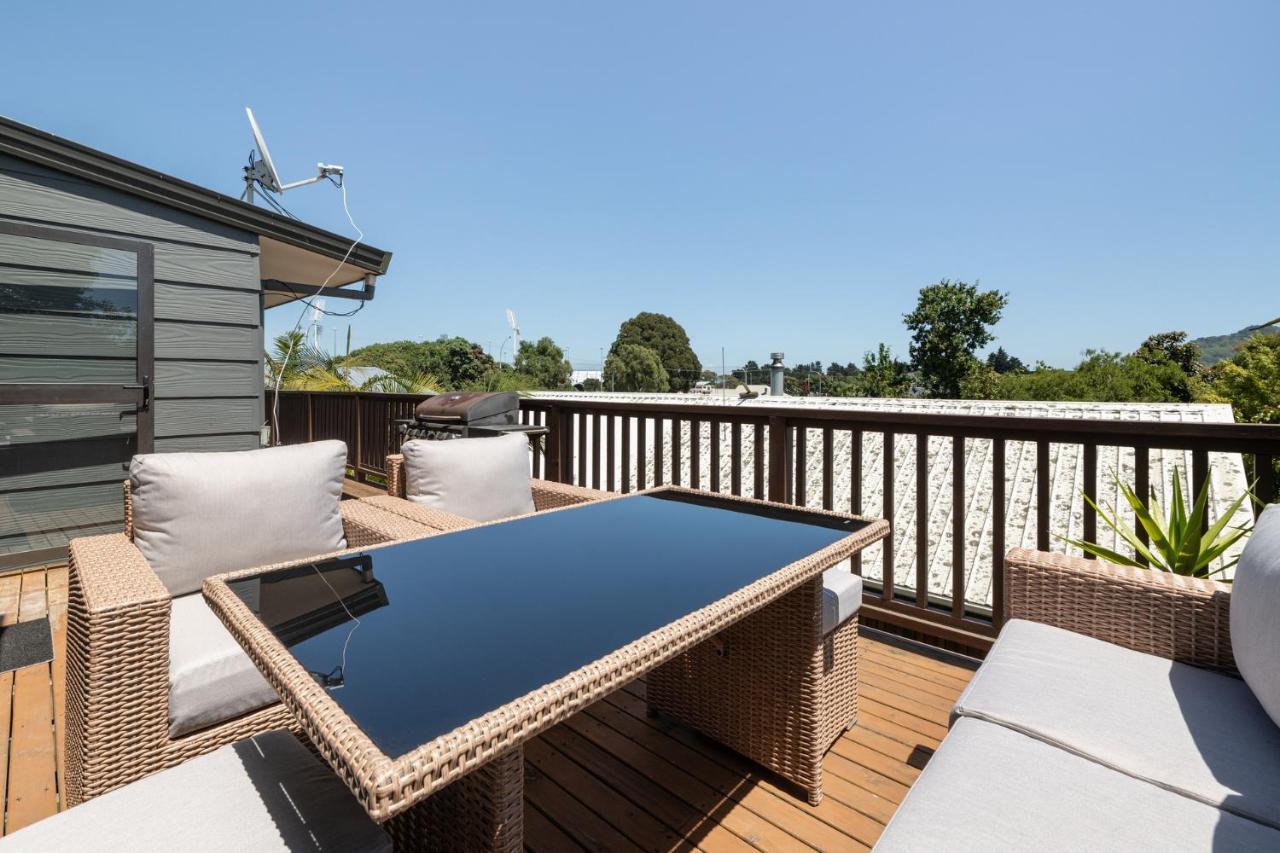 Convenient Family Bach With Easy Access To Blake Park The Beach And Downtown Маунт Маунгануи Екстериор снимка