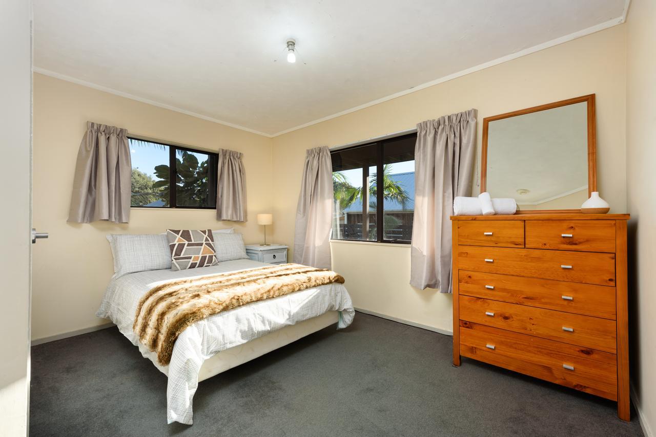 Convenient Family Bach With Easy Access To Blake Park The Beach And Downtown Маунт Маунгануи Екстериор снимка