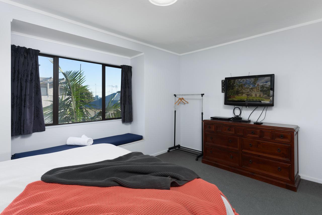 Convenient Family Bach With Easy Access To Blake Park The Beach And Downtown Маунт Маунгануи Екстериор снимка